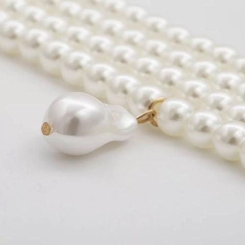 Wide Pearl Choker With a Shell
