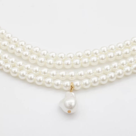 Wide Pearl Choker With a Shell